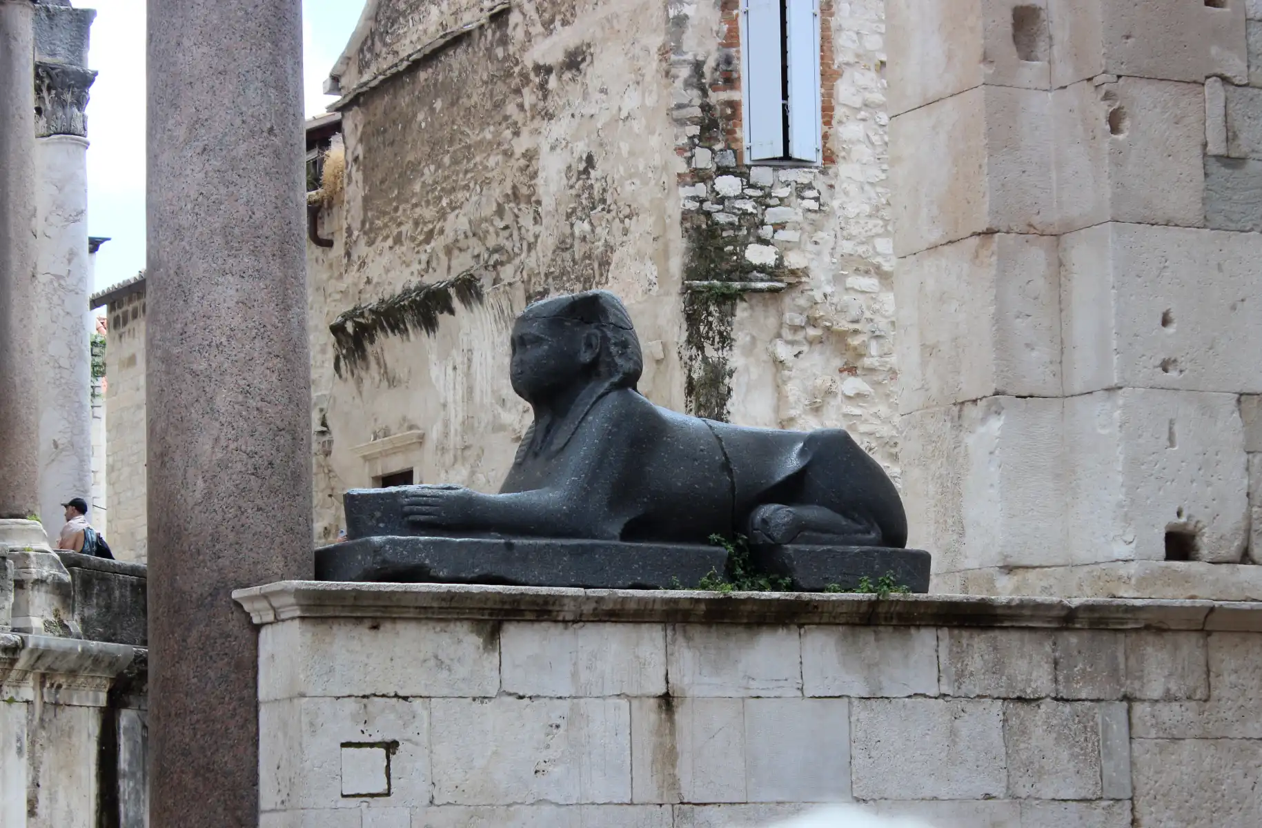 Guide touristique francophone local: Split - Le Sphinx au Peristil