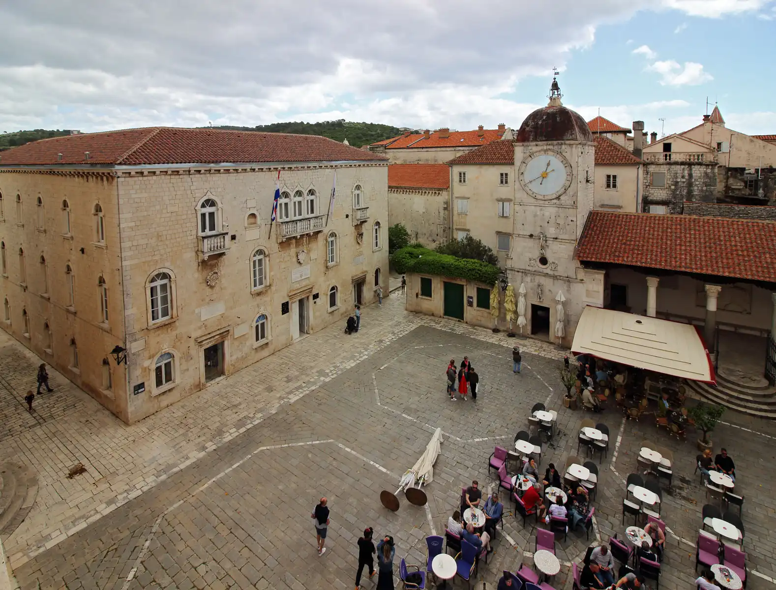 Tour guide:Trogir - Main square with the City hall