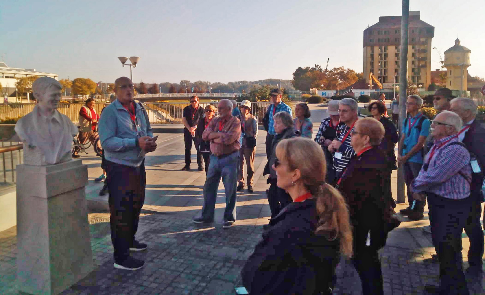 Guide Touristique:Vukovar-Avec les tourists devant le buste de J. M. Nicolier