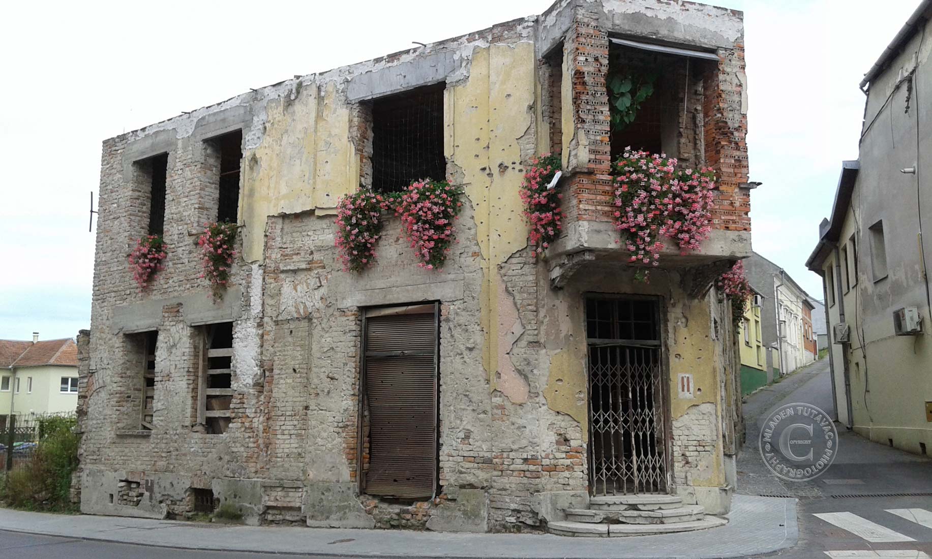 tour guide:Vukovar-Unrepaired house