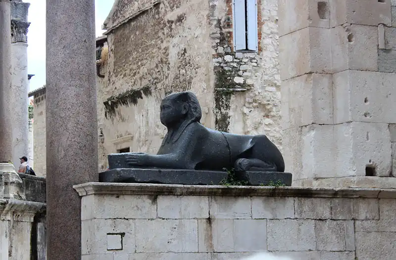 Tourist guide: Split - Sphinx on Peristil