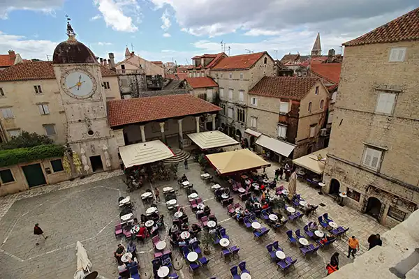 Guida Turistica: Traù - La veduta sulla piazza